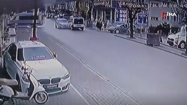 Kafa kafaya çarpışan araçlardan biri yayaların üzerine savruldu | Video