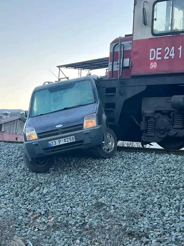 elazigda-yuk-treni-ile-hafif-ticari-arac-carpisti-1-yarali-1673427615571.jpg