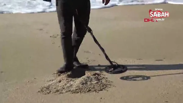 20 yıldır sahillerde dedektör ile altın ve madeni para arayıp, çöp topluyor | Video