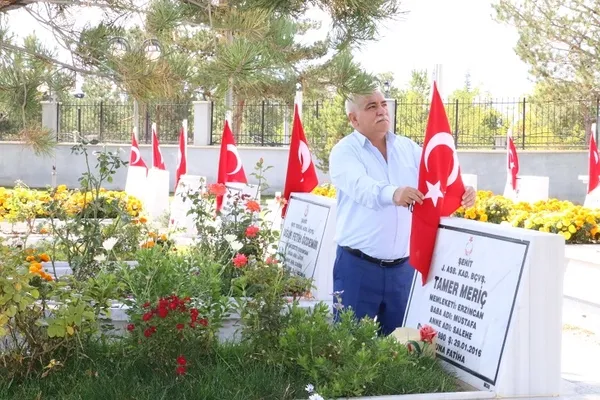 kurban-bayrami-arifesinde-sehitliklerde-huzun-yasandi-1779785134406.jpg