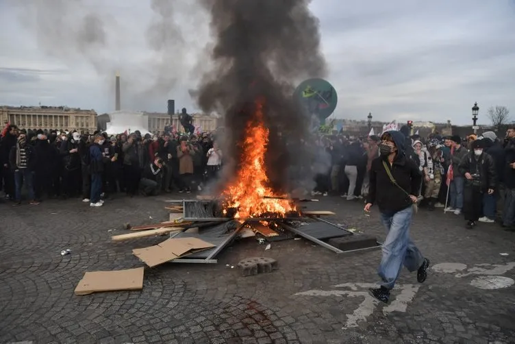 Meclis devre dışı: Fransa’da emeklilik isyanı! Sokaklar savaş alanına döndü