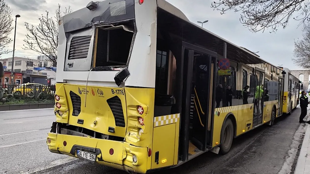 İETT otobüsleri durakta çarpıştı – Yaşam Haberleri İETT otobüsleri durakta çarpıştı – Yaşam Haberleri