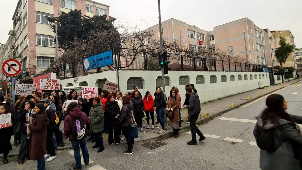 Kadınlar Semiha Deniz’in vurulduğu noktada kadın cinayetini protesto ettiler Kadınlar Semiha Deniz’in vurulduğu noktada kadın cinayetini protesto ettiler