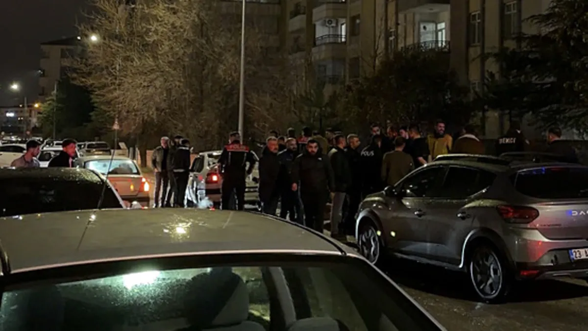 Elazığ’da trafik kavgası: 10 kişi gözaltına alındı Elazığ’da trafik kavgası: 10 kişi gözaltına alındı