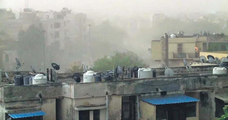 Kum fırtınası ve yıldırım 34 can aldı