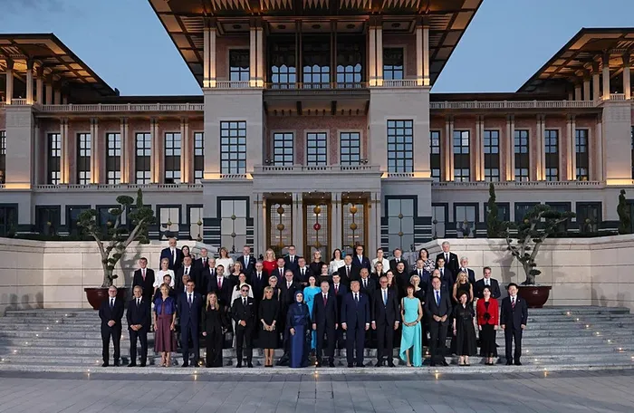 baskan-erdogan-nato-liderlerine-the-politics-of-courage-erdogan-and-the-rise-of-turkiye-kitabini-takdim-etti-1783570852623.jpg