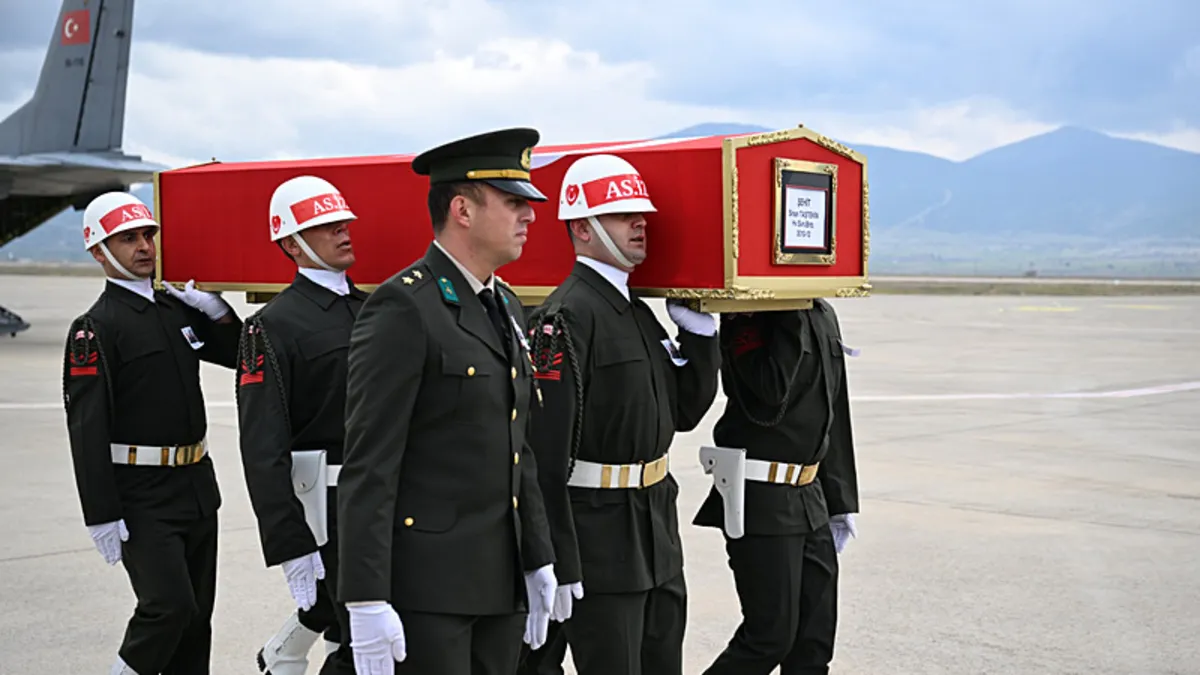 Katar’daki helikopter kazasında şehit düşmüştü: Kahraman binbaşının cenazesi Isparta’ya getirildi Katar’daki helikopter kazasında şehit düşmüştü: Kahraman binbaşının cenazesi Isparta’ya getirildi