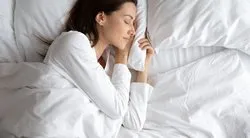 Yaygın uyku pozisyonu kırışıklıklarınızın sebebi olabilir!
