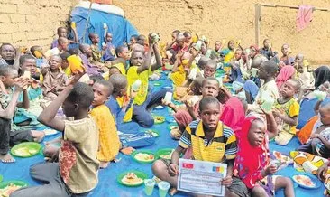Şehitler adına Afrikalı çocuklara yemek veriyor
