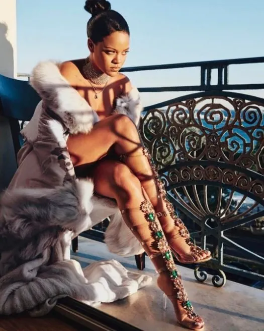 Rihanna’nın 8 bin 200 TL’lik sandaleti