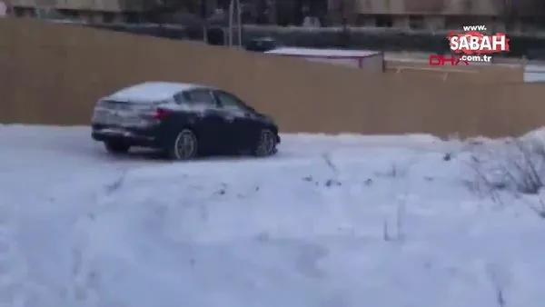 SON DAKİKA: İstanbul'da karla kaplı yollarda kayarak kaza araçlar kamerada | Video