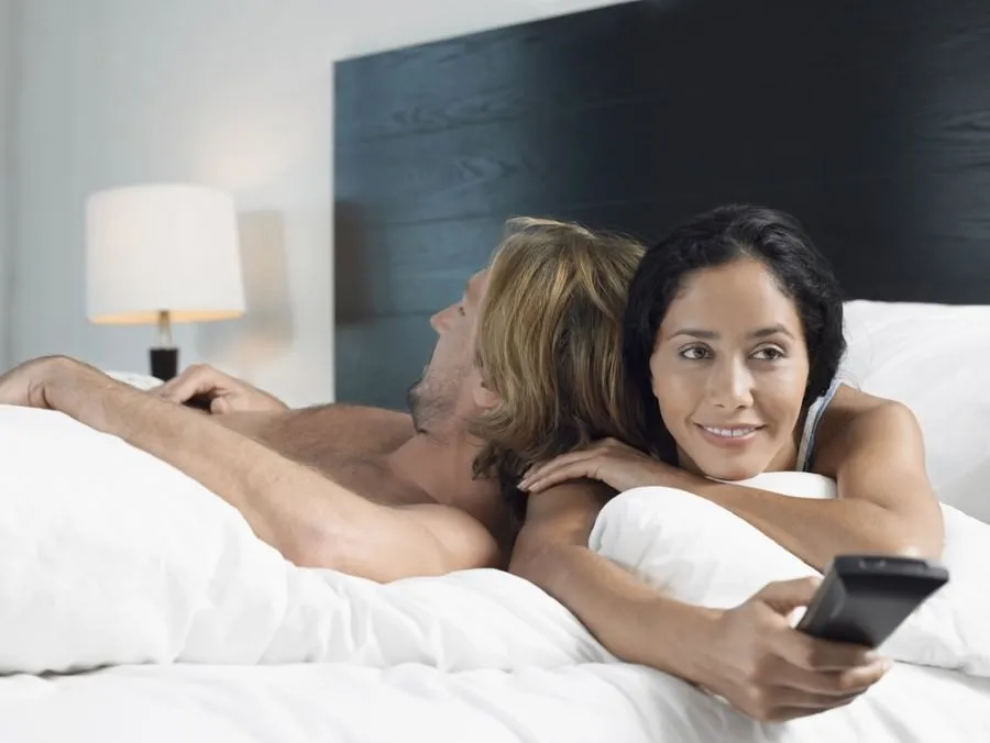 человек перед телевизором. видео пока жена смотрела телевизор. человек перед телевизором. двое друзей смотрят телевизор арт. жена смотрит телевизор.