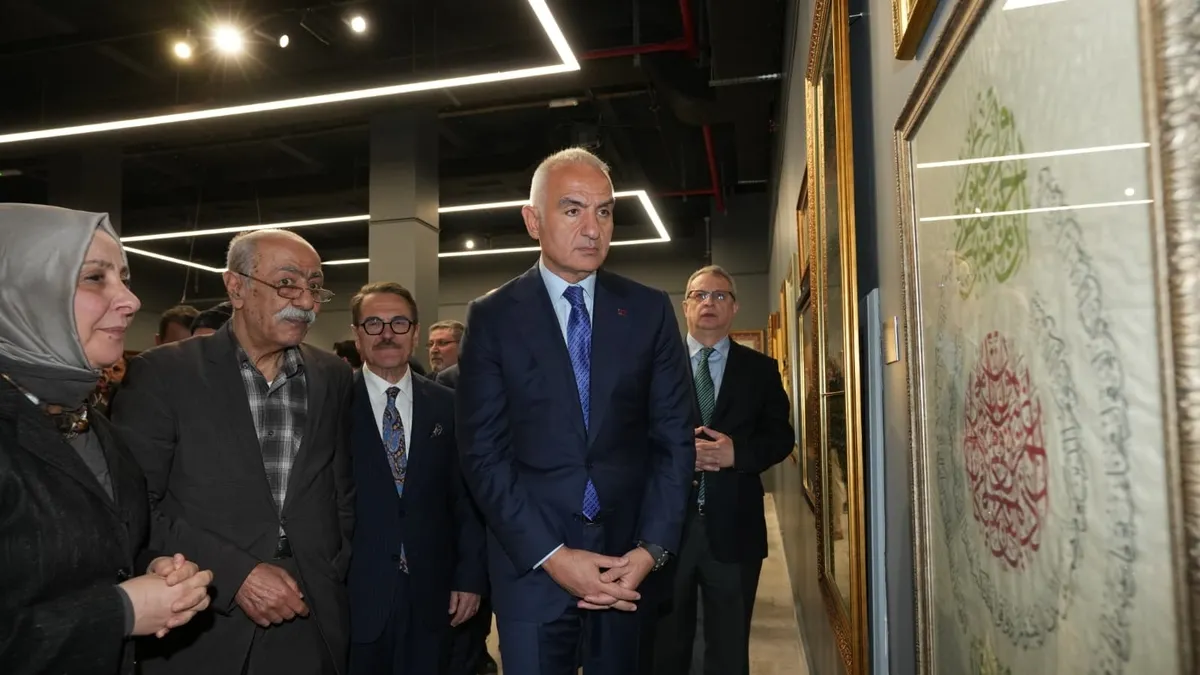 Bakan Ersoy’dan geleneksel sanatlara güçlü destek mesajı! “Bu sergi, kültür mirasımızın yaşatılmasının somut bir göstergesi” Bakan Ersoy’dan geleneksel sanatlara güçlü destek mesajı! “Bu sergi, kültür mirasımızın yaşatılmasının somut bir göstergesi”