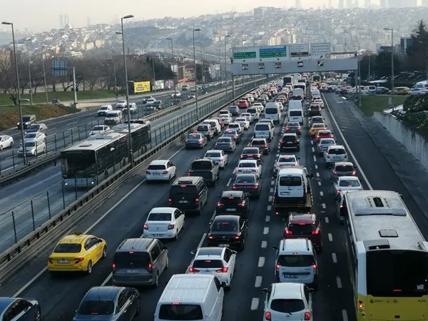 istanbulda-trafik-kilitlendi-yogunluk-yuzde-80e-ulasti-1757098264021.jpg