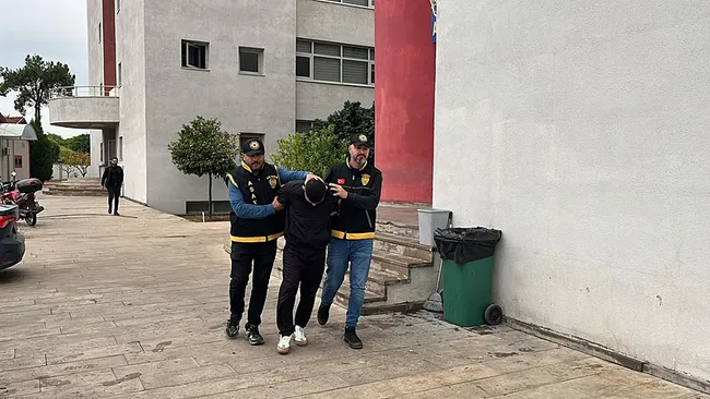 polislere-kufurler-yagdirip-erkekseniz-beni-alin-demisti-tutuklandi-1732346422479.jpeg
