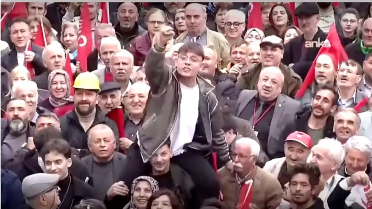 Özgür Özel‘in mitinginde “Ekrem İmamoğlu‘nu Cumhurbaşkanı yapacağız” demişti! O gencin suç kaydı kabarık çıktı Özgür Özel‘in mitinginde “Ekrem İmamoğlu‘nu Cumhurbaşkanı yapacağız” demişti! O gencin suç kaydı kabarık çıktı