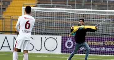 Östersunds-Galatasaray maçında sahaya PKK’lı girdi!