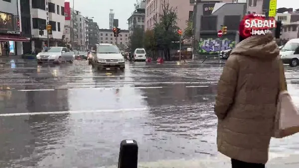 İstanbul’da sağanak yağış vatandaşlara zor anlar yaşattı | Video