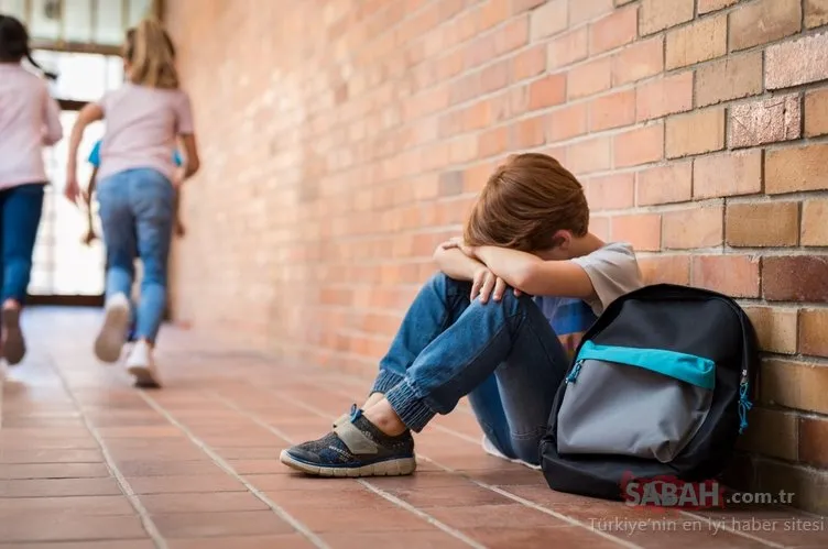 Okul reddi fobiye dönüşebiliyor! Bağımlı yetişen çocuk okuldan daha çok korkuyor!