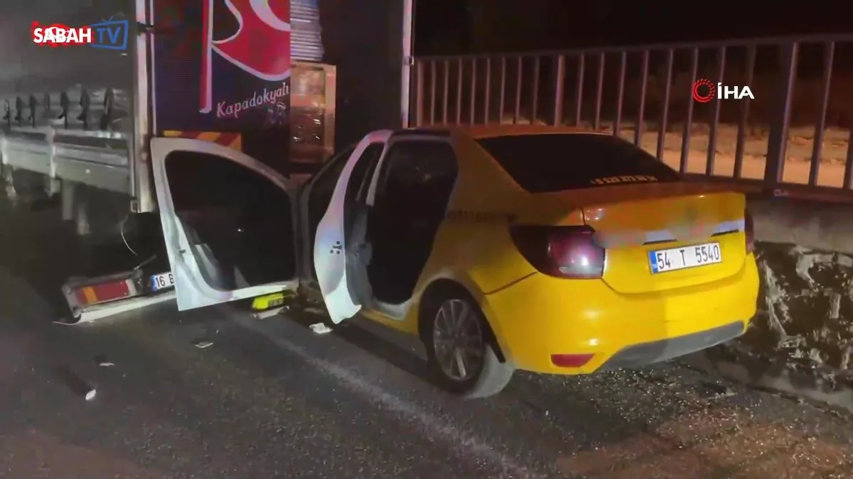 D-650'de feci kaza! Taksi, kamyonete ok gibi saplandı: 1 ölü, 1 yaralı | Video