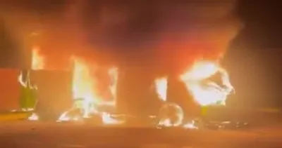 Park halindeki otobüs yandı: Mahalleli kundaklama iddiasında bulundu #kocaeli