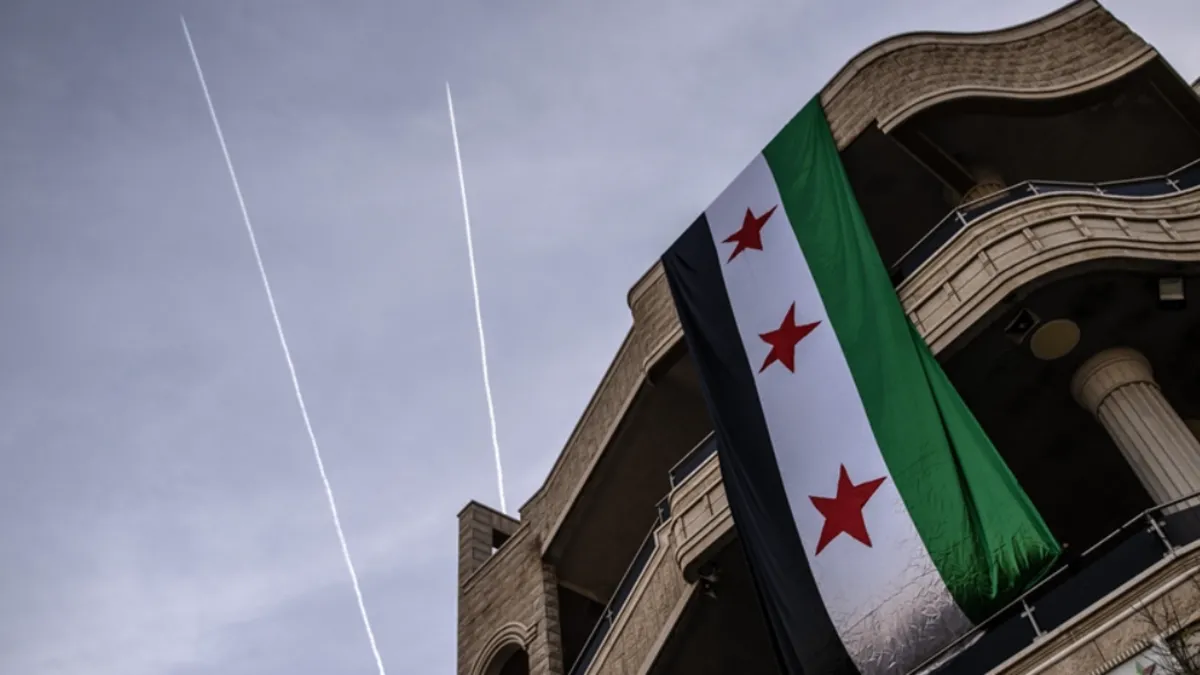 Suriye'nin Halep kenti yakınlarında bir otoyolda askeri araçlar.