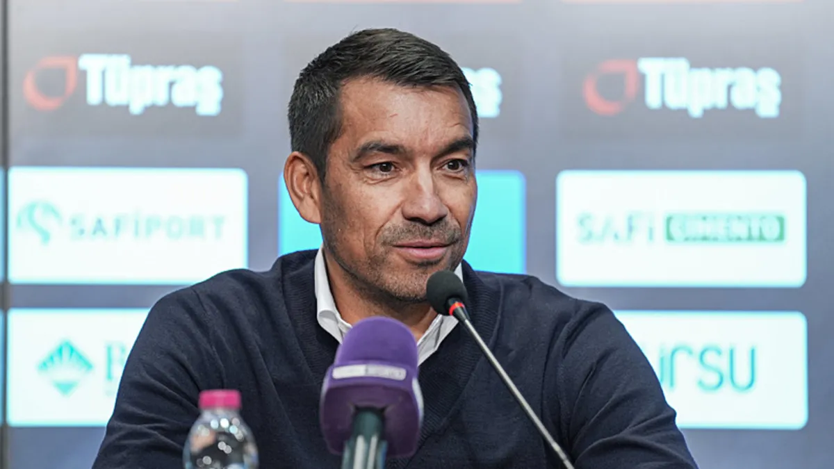 Giovanni van Bronckhorst: “Şampiyonluk yarışının içinde olmak istiyoruz” Giovanni van Bronckhorst: “Şampiyonluk yarışının içinde olmak istiyoruz”