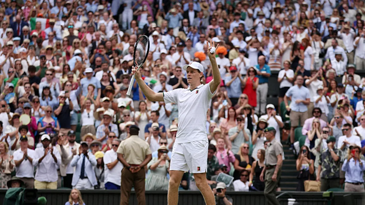 Wimbledon tenis kortunda mücadele eden sporcular