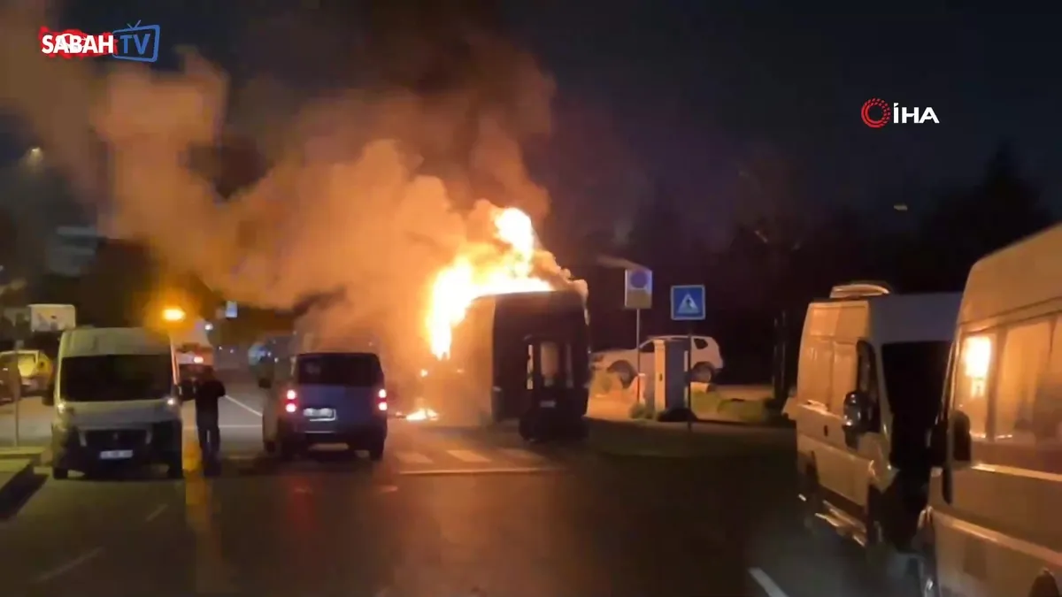 Kağıthane’de park halindeki midibüs alevlere teslim oldu! O anlar kamerada | Video videosunu izle Kağıthane’de park halindeki midibüs alevlere teslim oldu! O anlar kamerada | Video videosunu izle