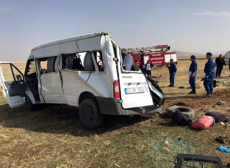 Göçmenleri taşıyan minibüsün şoförü uyudu: 2 ölü, 23 yaralı