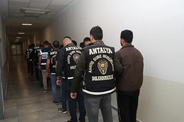 antalyada-50-milyon-liralik-vurgun-emniyet-muduru-yalaniyla-6-daireyi-sattirip-parasini-aldilar-1778852258795.jpg
