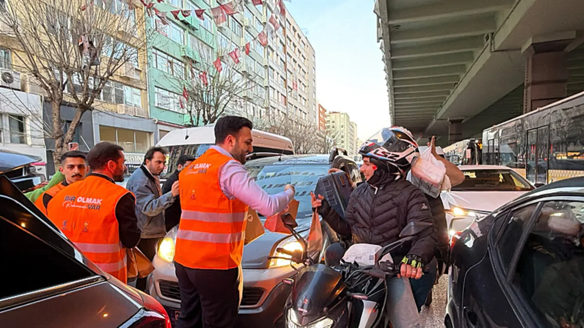 AK Parti Gençlik Kolları’ndan “İftara 5 kala” hareketi: Trafikteki vatandaşın imdadına yetiştiler! AK Parti Gençlik Kolları’ndan “İftara 5 kala” hareketi: Trafikteki vatandaşın imdadına yetiştiler!