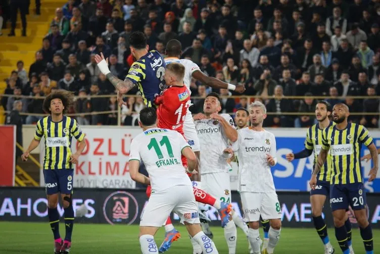 Son dakika haberi: Alanyaspor - Fenerbahçe maçında bomba kararlar! Hakem geceye damga vurdu...
