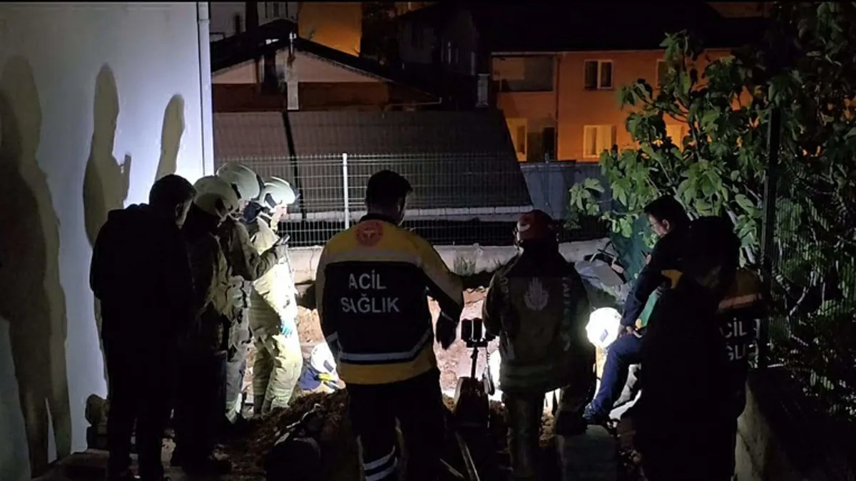 Sultanbeyli’de korkutan anlar: Boru tamir etmek isterken göçük altında kaldı! Sultanbeyli’de korkutan anlar: Boru tamir etmek isterken göçük altında kaldı!