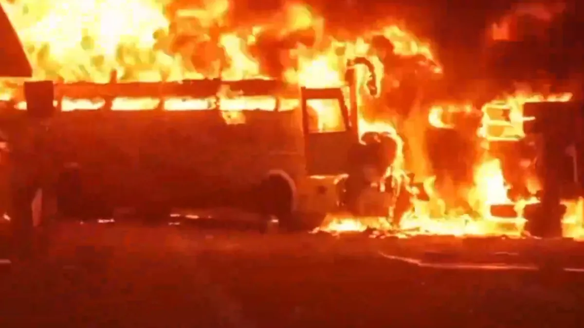 Hindistan’da feci kaza: Otobüs alevler içinde kaldı! 13 ölü