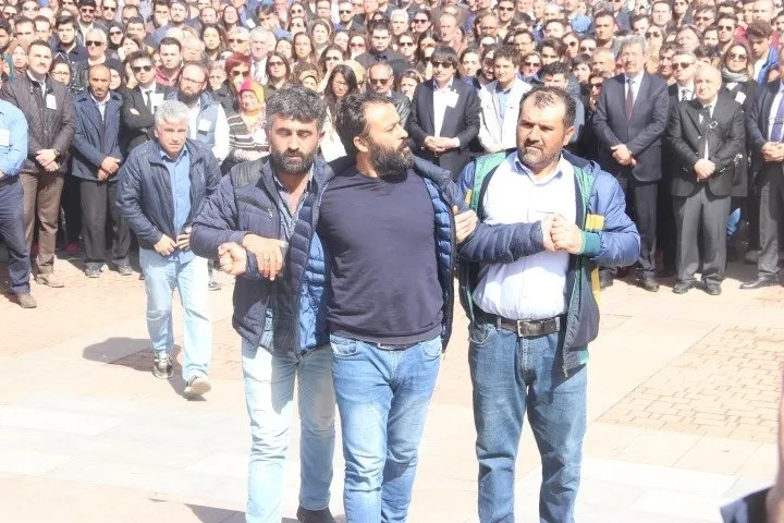 Üniversitede öldürülen görevlilerin için tören düzenlendi