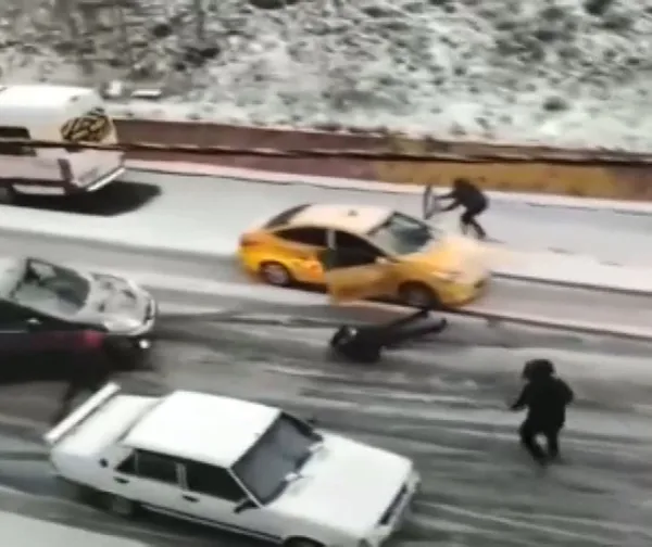 İstanbul’da kar yağışı sonrası kayan yolda taksideki yolcu ölümden döndü - 3
