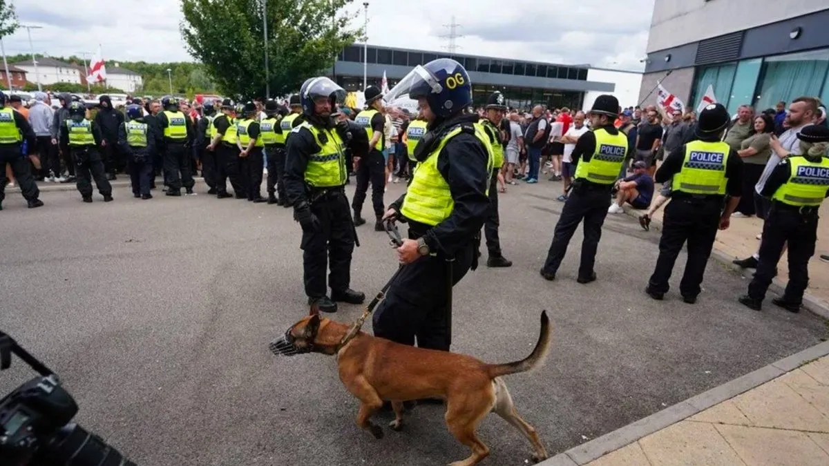 İngiltere'nin Plymouth kentinde polis, aşırı sağcılara köpeklerle müdahale etti