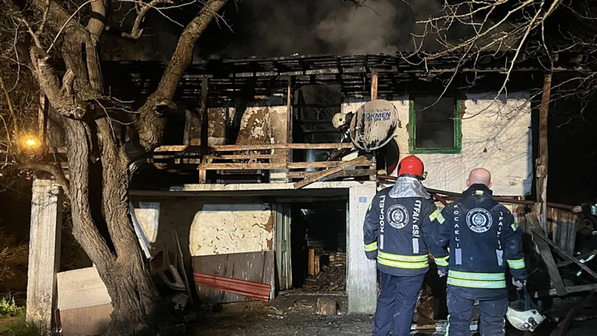 İzmit’te 2 katlı evde yangın: 1 kişi hayatını kaybetti İzmit’te 2 katlı evde yangın: 1 kişi hayatını kaybetti