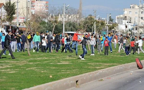 Taş atan çocukları terlikle kovaladı