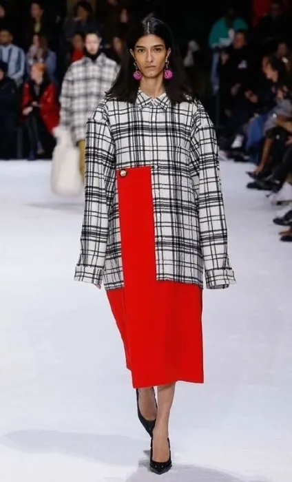 Ünlü manken komşusuyla köpek yüzünden birbirine girdi! Köpek gezdirme kavgası mahkemede bitti!