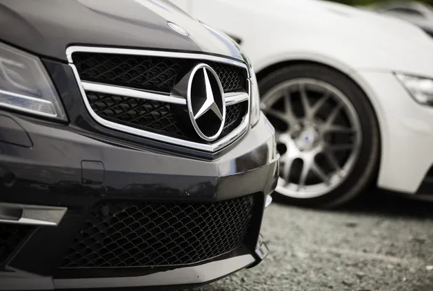 MERCEDES LOGOSUNU DEĞİŞTİRDİ!