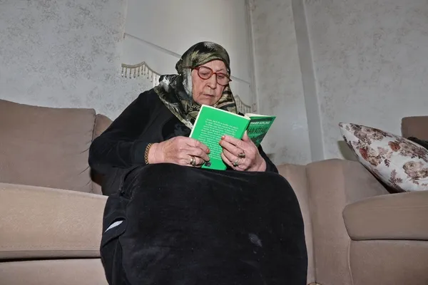 84-yasindaki-ayse-nine-okuma-yazma-ogreniyor-1740743084173.jpg