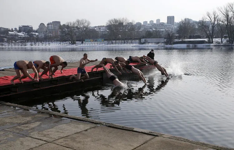 Dünya Putin'in bu fotoğraflarını konuşuyor! Eksi 20 derece olan suya girdi