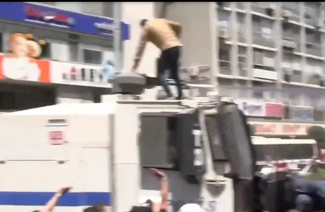 CHP'li provokatör iş başında! TOMA’ya çıkıp tekmeledi