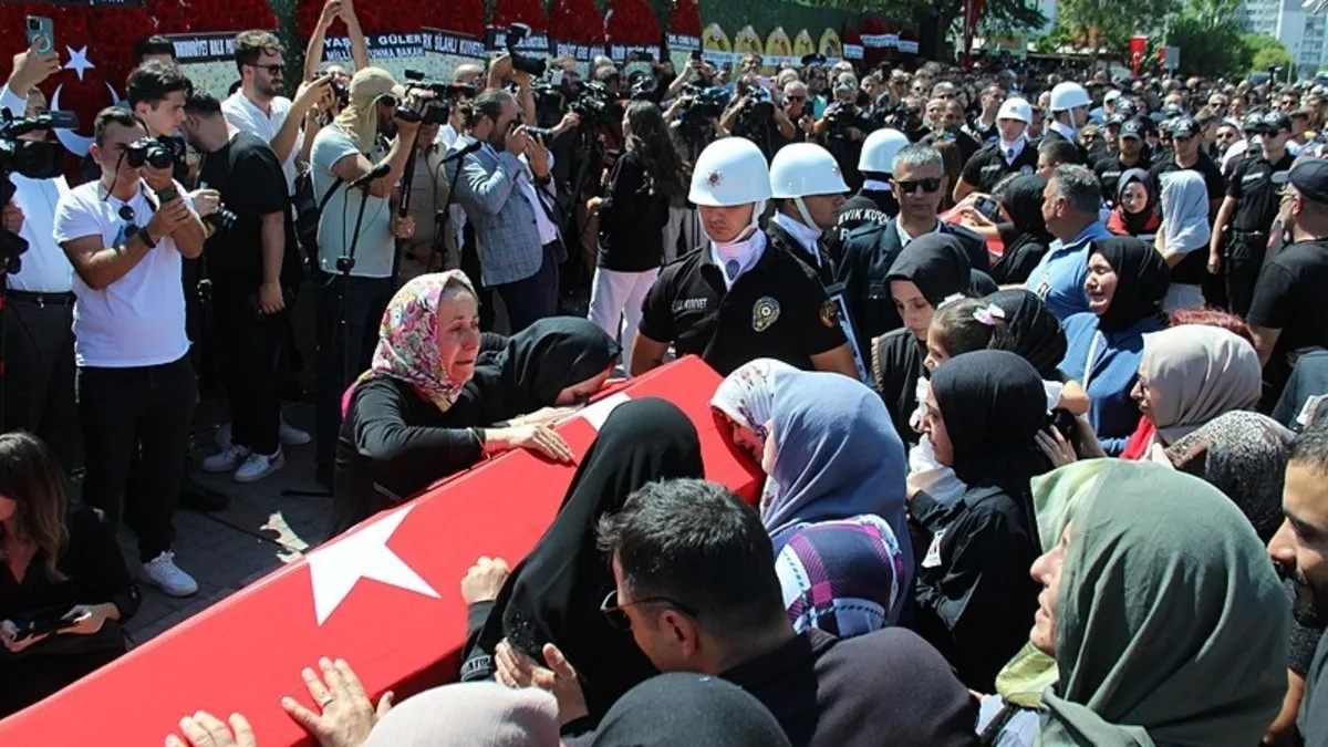 Hain saldırıda şehit düşmüşlerdi! Şehit polislerimiz son yolculuğuna uğurlandı Hain saldırıda şehit düşmüşlerdi! Şehit polislerimiz son yolculuğuna uğurlandı