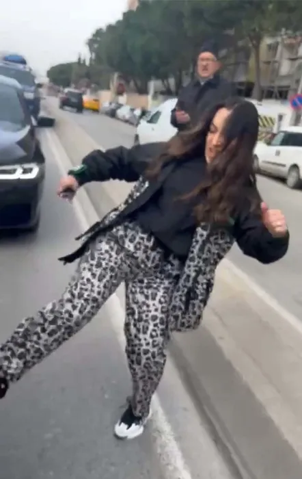 Trafikte kadın maganda dehşeti! Otomobilden inip öyle şeyler yaptı ki: Kamera her şeyi kaydetti!