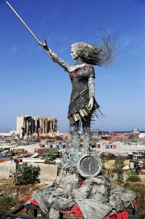 Son dakika: Beyrut’taki patlamanın ardından kırık cam ve molozlardan heykel dikildi! Dikkat çeken kareler...