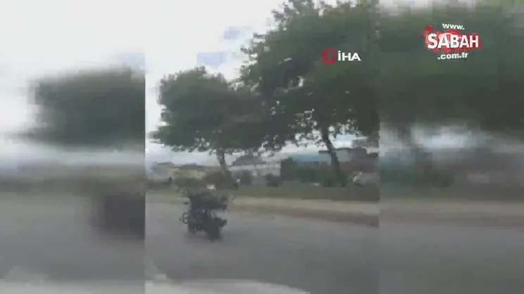 Motosikletin üstüne uzanarak giden genç ölüme davetiye çıkardı... O anlar kamerada | Video