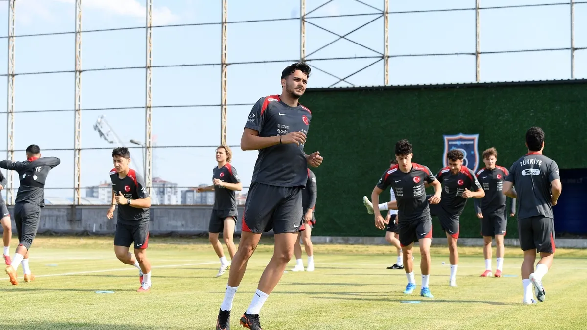 Ümit Milli Futbol Takımı antrenman sahasında çalışırken